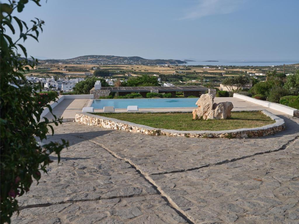 Bazén v ubytování Leticia Villa with pool with amazing sea views, Paros nebo v jeho okolí