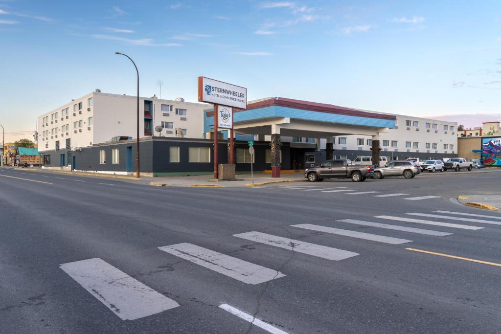 eine leere Straße vor einer Tankstelle in der Unterkunft Sternwheeler Hotel and Conference Centre in Whitehorse