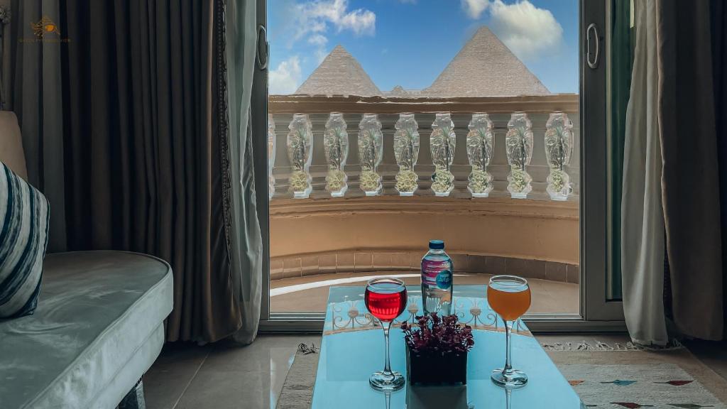 Queen Pyramids View Apartment