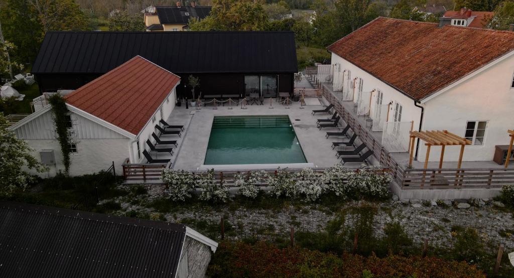 een luchtzicht op een huis met een zwembad bij Hotell Persnäs in Persnäs
