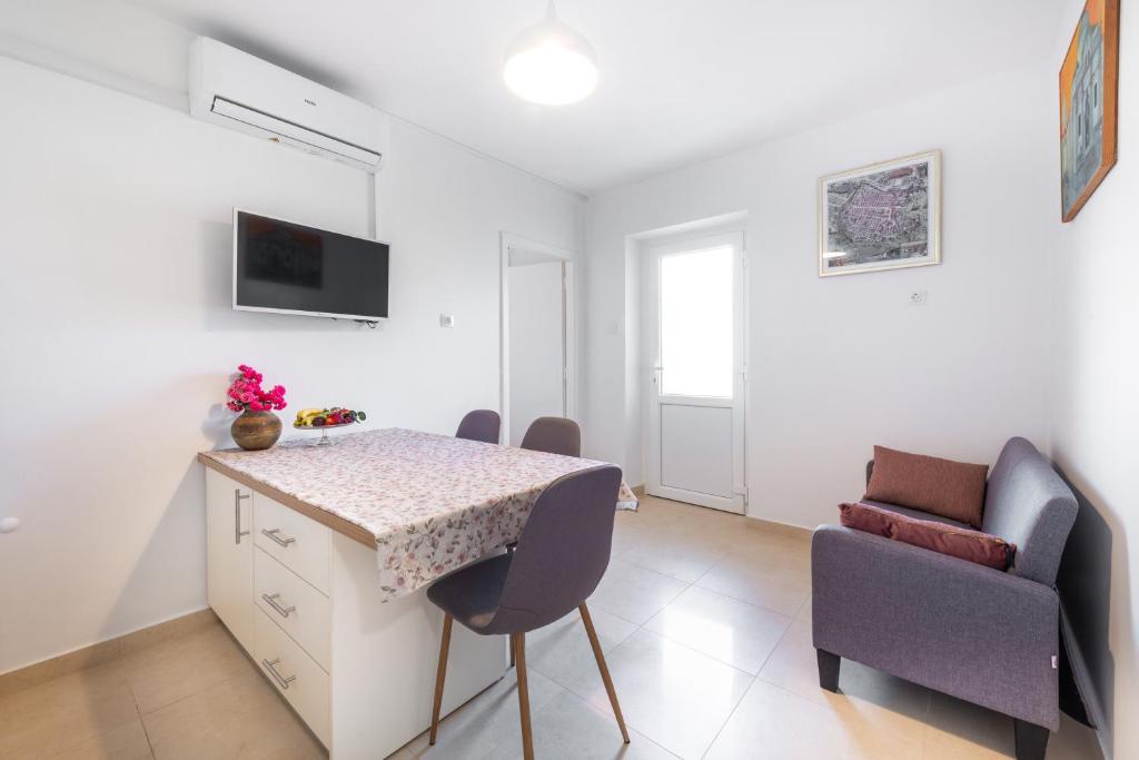 Televízia a/alebo spoločenská miestnosť v ubytovaní Sea Shell Apartments