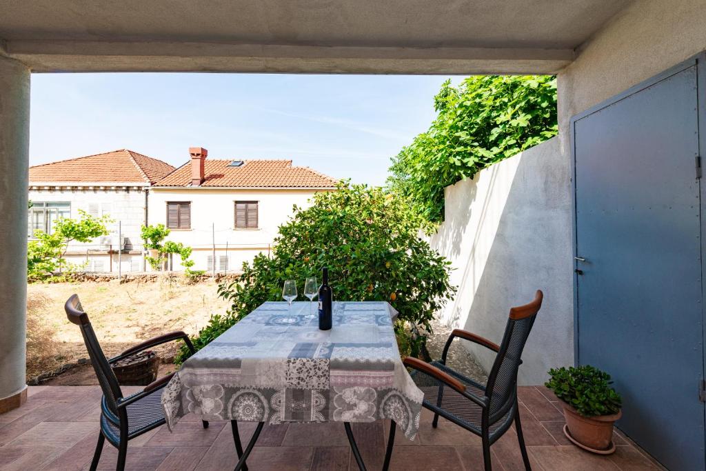 Patio alebo iná vonkajšia časť ubytovania Sea Shell Apartments