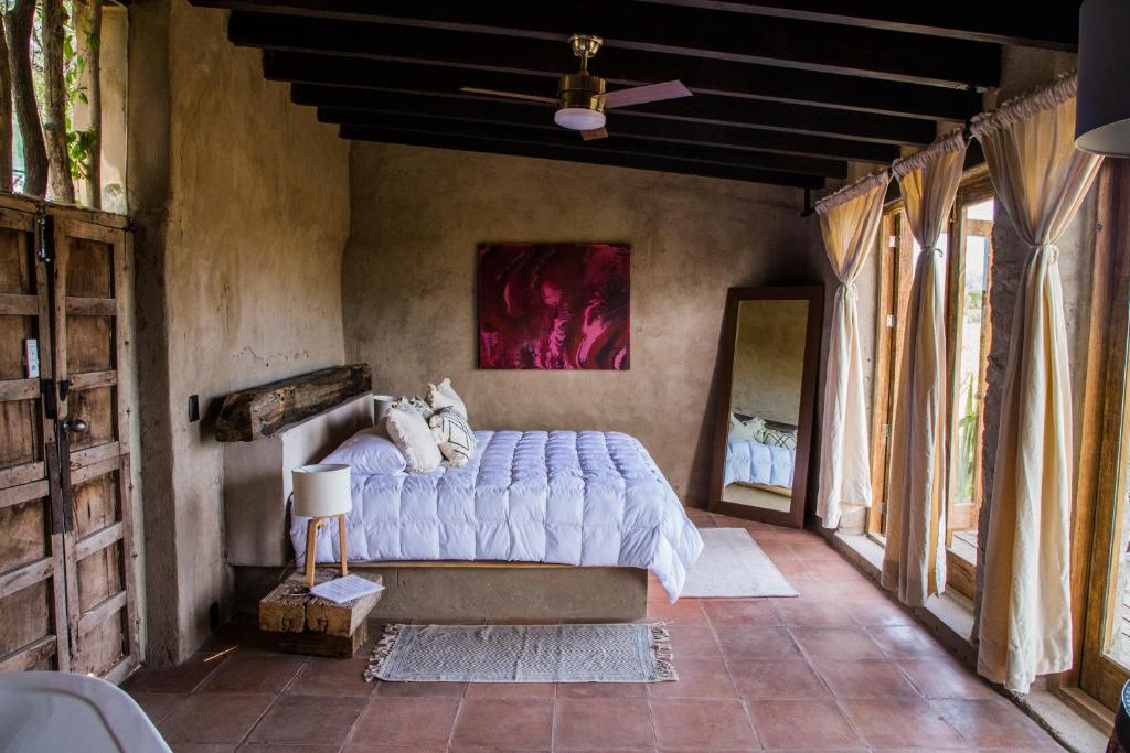Postel nebo postele na pokoji v ubytování Hotel de Tierra Viñedo y Spa - Aeropuerto Querétaro