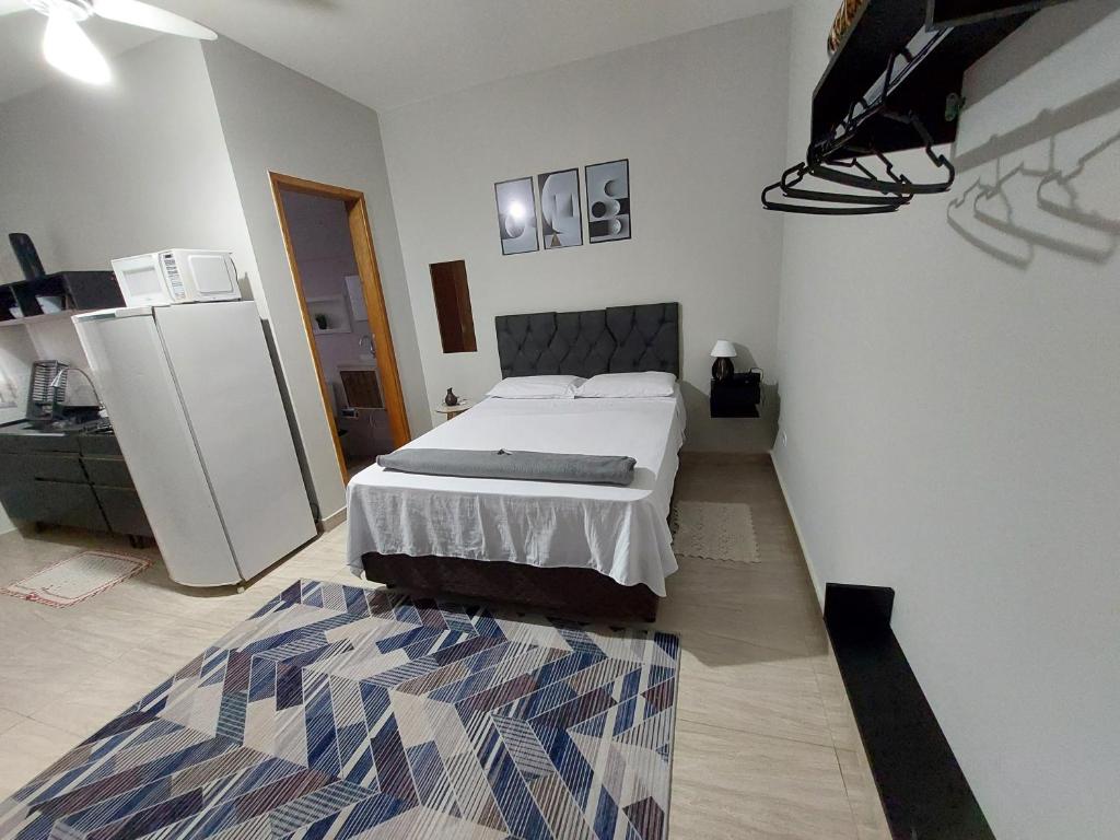 Postel nebo postele na pokoji v ubytování Kitnets bem localizada, próx ao autódromo!