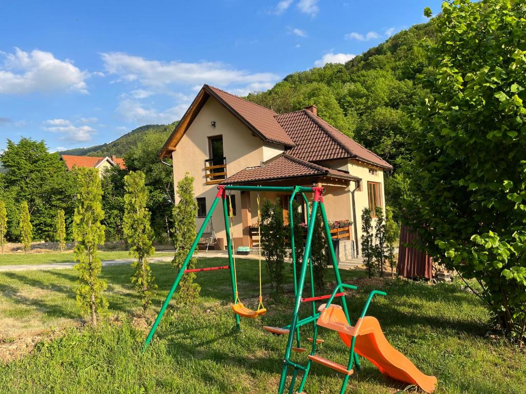 Crni Vrh的住宿－Zeleni svet 2，房屋庭院内的游乐场