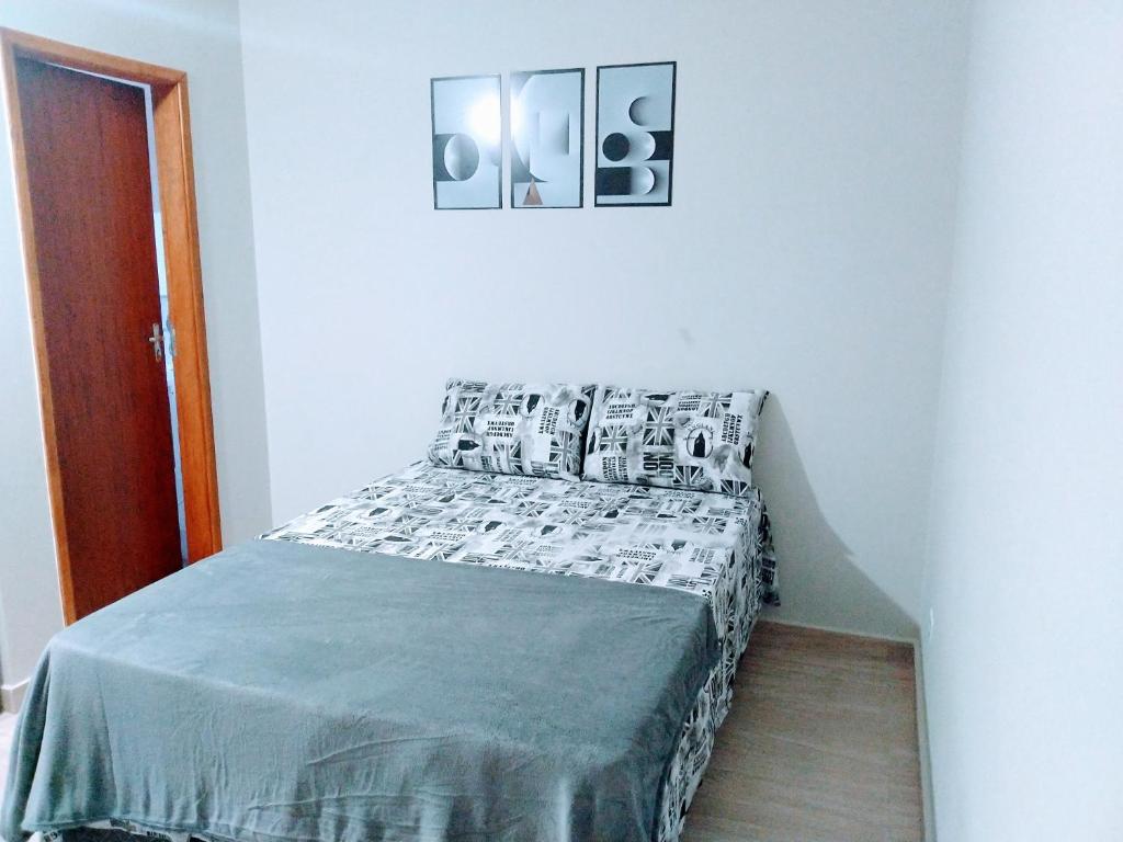 Postel nebo postele na pokoji v ubytování Kitnets bem localizada, próx ao autódromo!