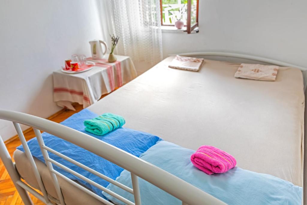 Postel nebo postele na pokoji v ubytování Private rooms - Tivat