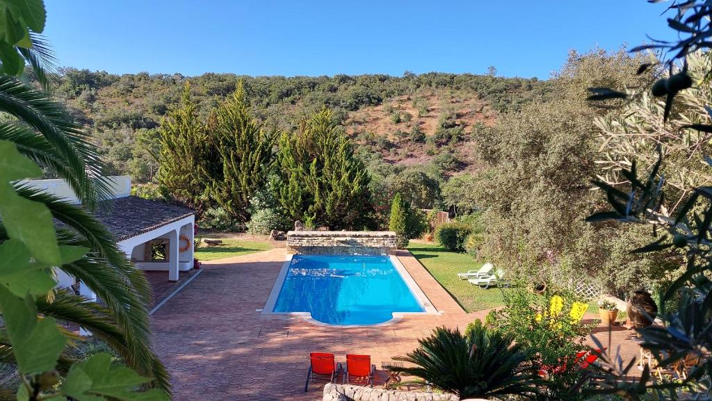 Bazén v ubytovaní Quinta da Cortiça alebo v jeho blízkosti