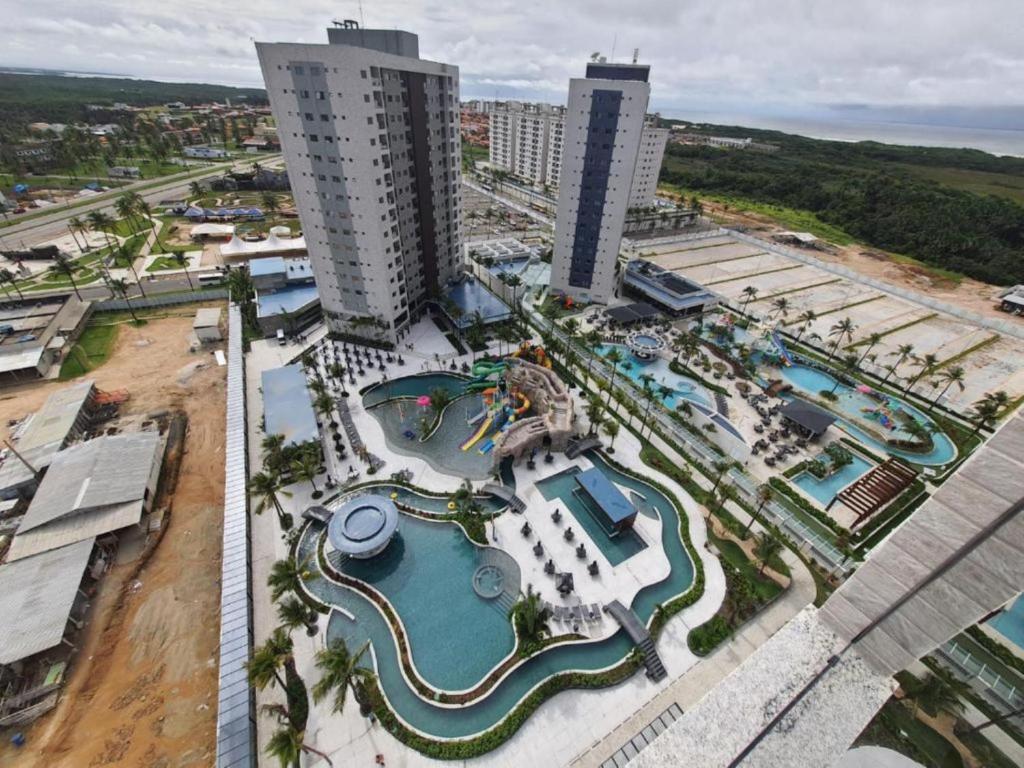 una vista aérea de un complejo con 2 piscinas en Salinas Premium Resort en Salinópolis