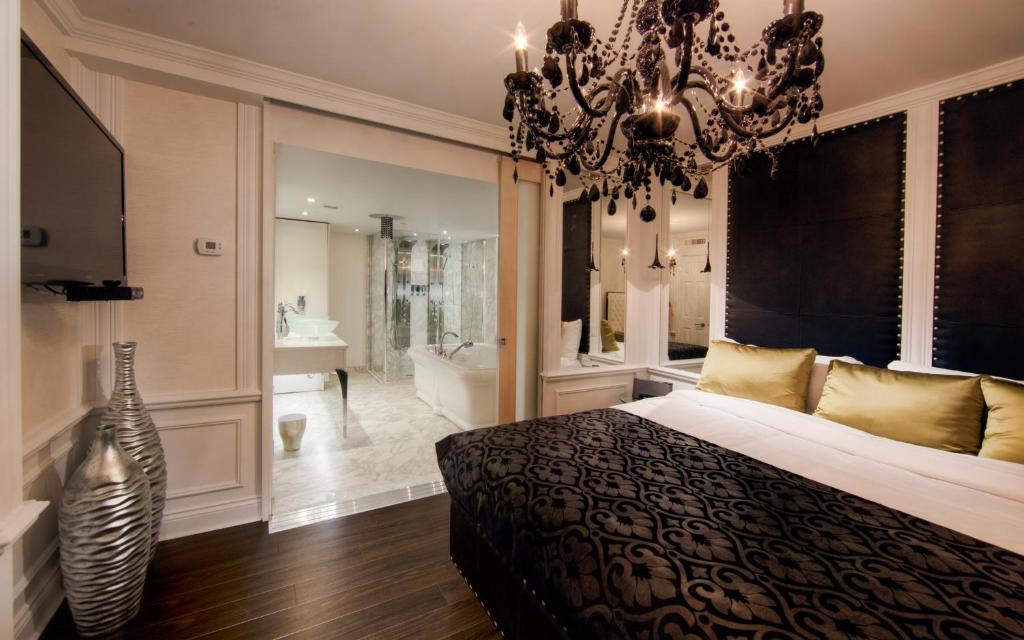 
Pink Premium Suite, 1 King Bed and 1 Queen Murphy Bed
