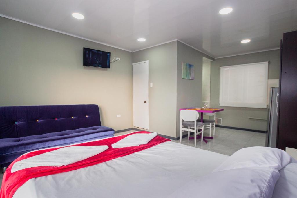 Postel nebo postele na pokoji v ubytování ApartaSuites & Hotel Bogota Teusaquillo