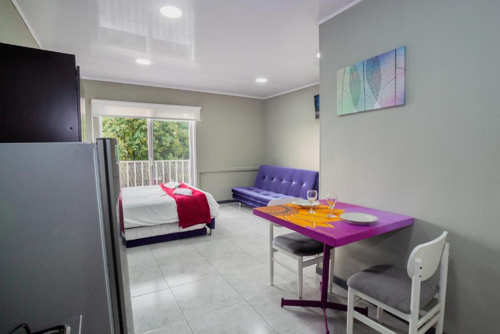 Postel nebo postele na pokoji v ubytování ApartaSuites & Hotel Bogota Teusaquillo