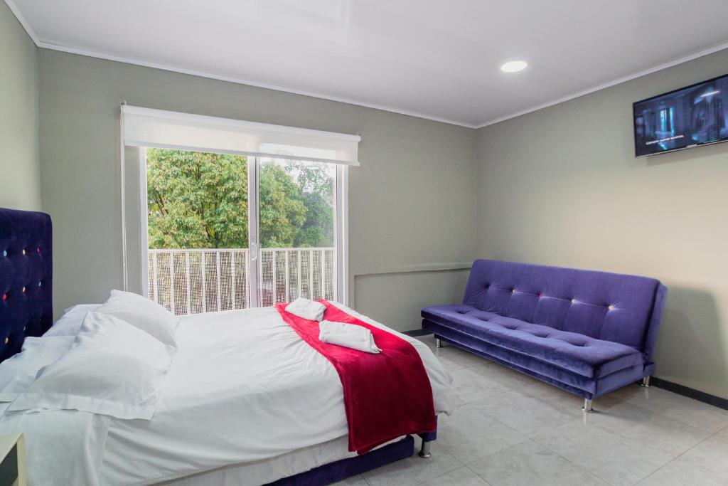 Postel nebo postele na pokoji v ubytování ApartaSuites & Hotel Bogota Teusaquillo