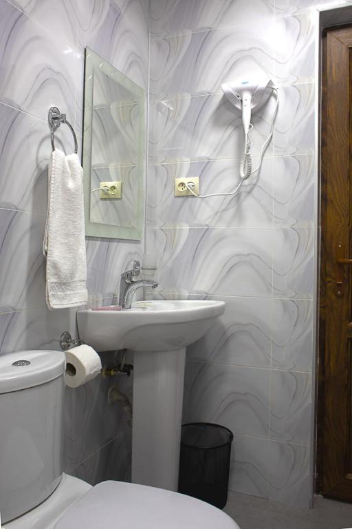 Koupelna v ubytování Mestia Residence