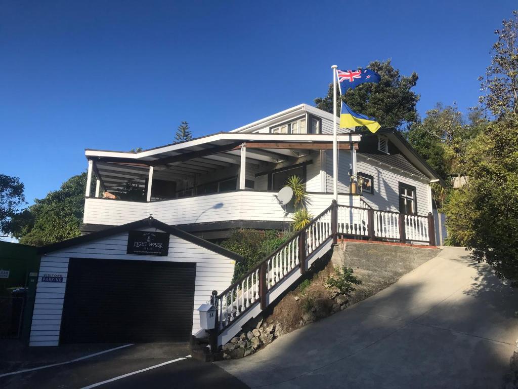 Bluff Hill Lighthouse B&B - Housity
