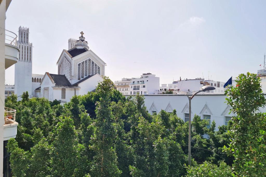 - une vue sur une ville avec des bâtiments et des arbres dans l'établissement Appartement idéal pour découvrir la ville, à Rabat