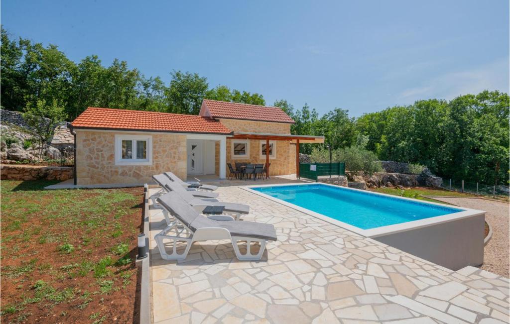 una casa di campagna con piscina riscaldata e una villa di Cozy Home In Poljica With Kitchen a Poljica