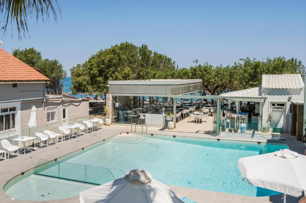 Bazén v ubytování Alkionides Seaside Hotel nebo v jeho okolí