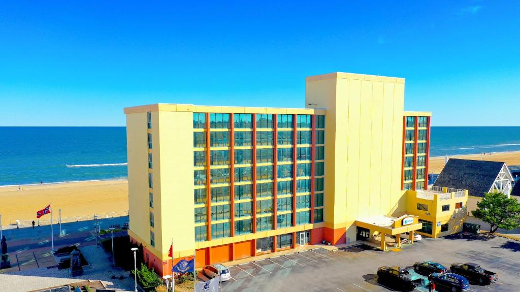 um edifício de hotel com a praia ao fundo em Ocean Resort em Virginia Beach