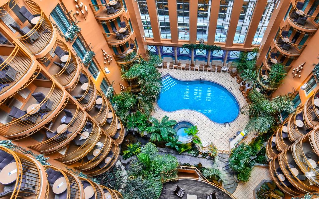 una vista aérea de una piscina en un edificio en Hôtel Palace Royal, en Quebec