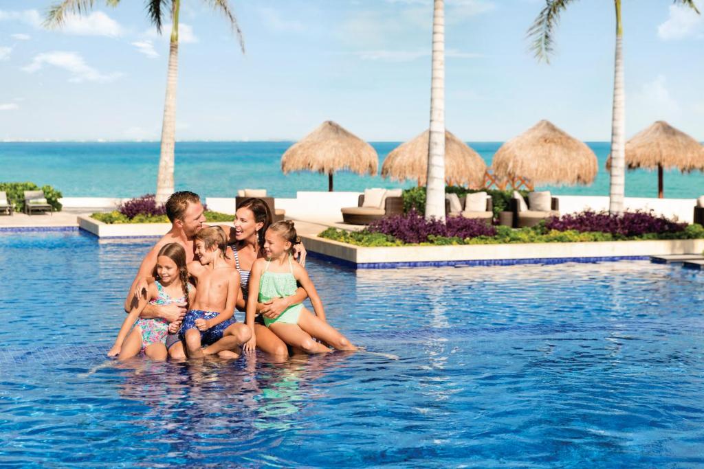 A piscina localizada em Hyatt Ziva Cancun All-Inclusive ou nos arredores
