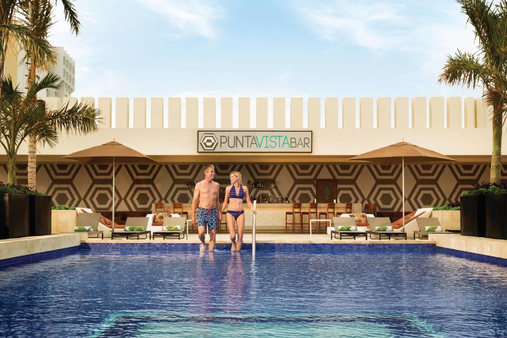 A piscina localizada em Hyatt Ziva Cancun All-Inclusive ou nos arredores