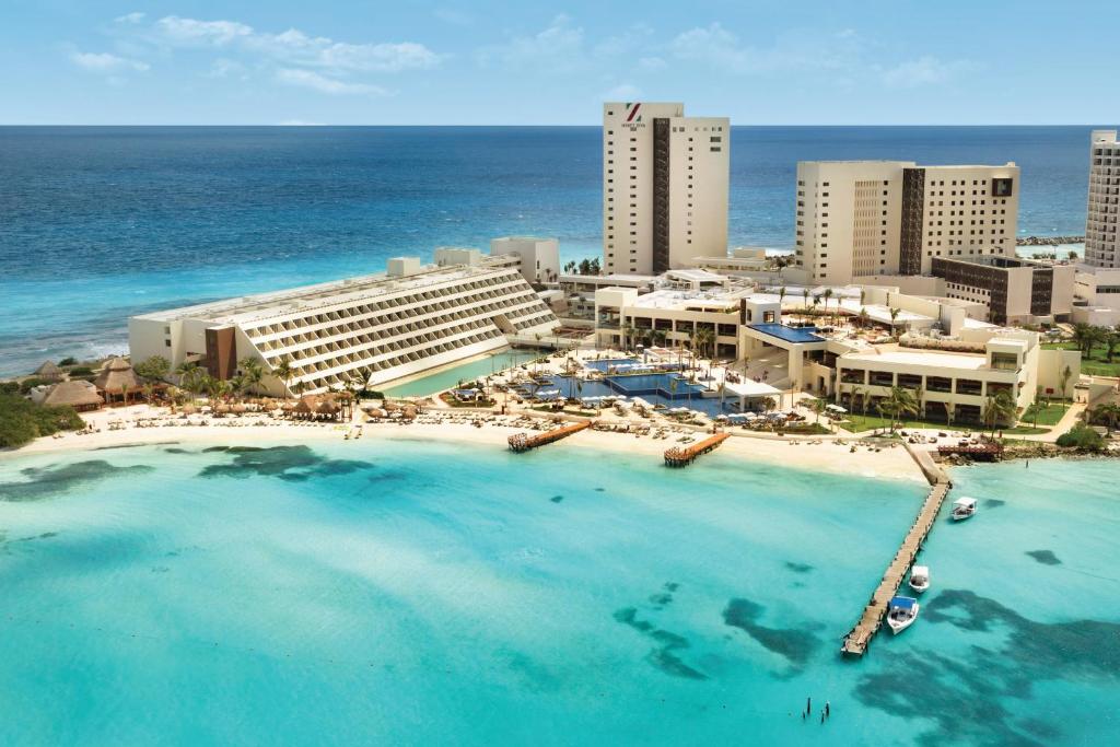 カンクンにあるHyatt Ziva Cancunのリゾートと海の空中を望む