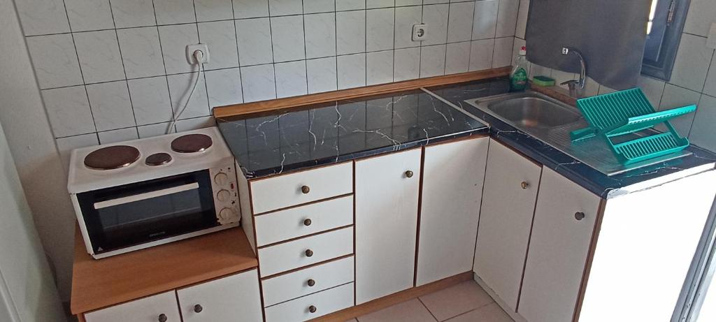 Kuchyň nebo kuchyňský kout v ubytování Poseidon room's Vourvourou
