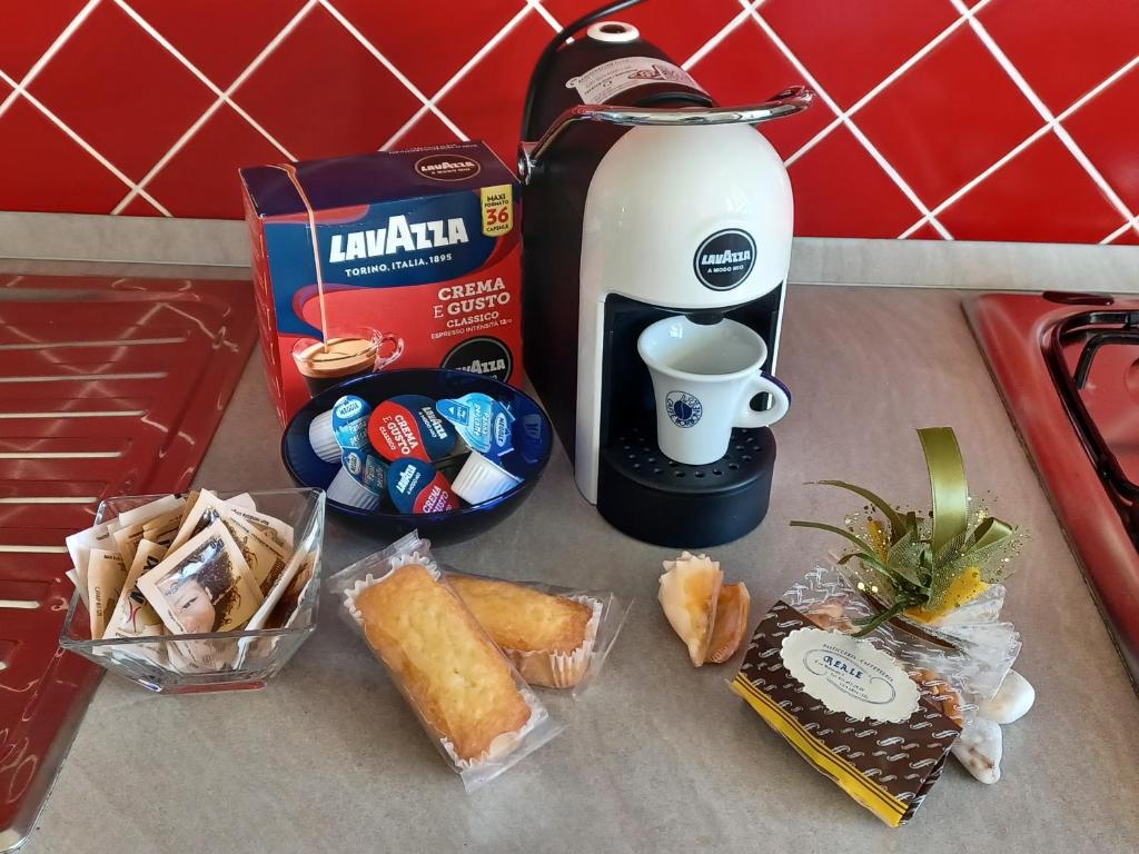 blat z ekspresem do kawy i jedzeniem w obiekcie Nikità w mieście Venaria Reale
