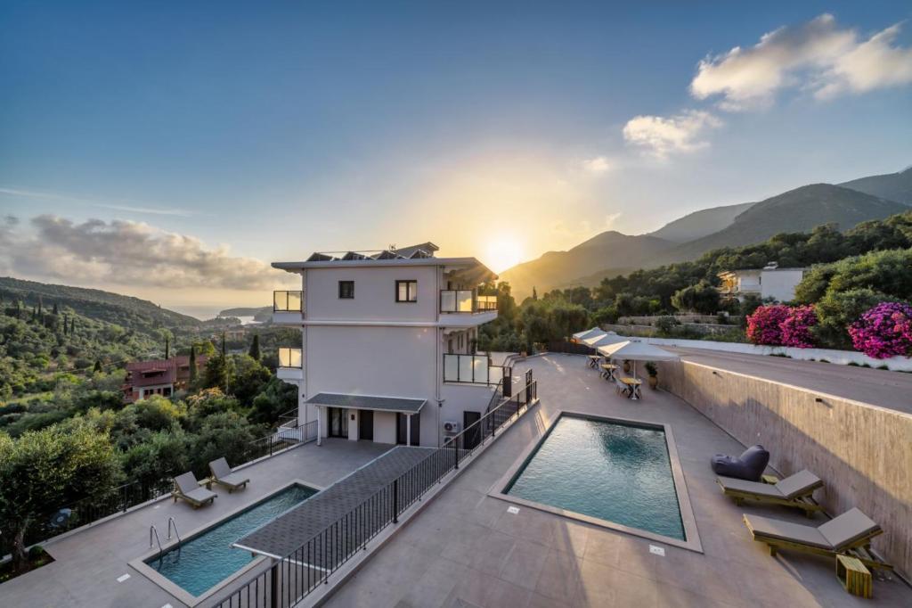 Villa con piscina y puesta de sol en Suites of happiness, en Parga