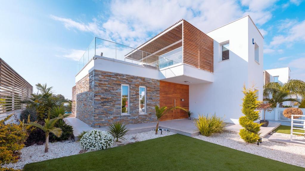 Casa bianca con balcone e cortile di Villa Aquamarine a Paphos