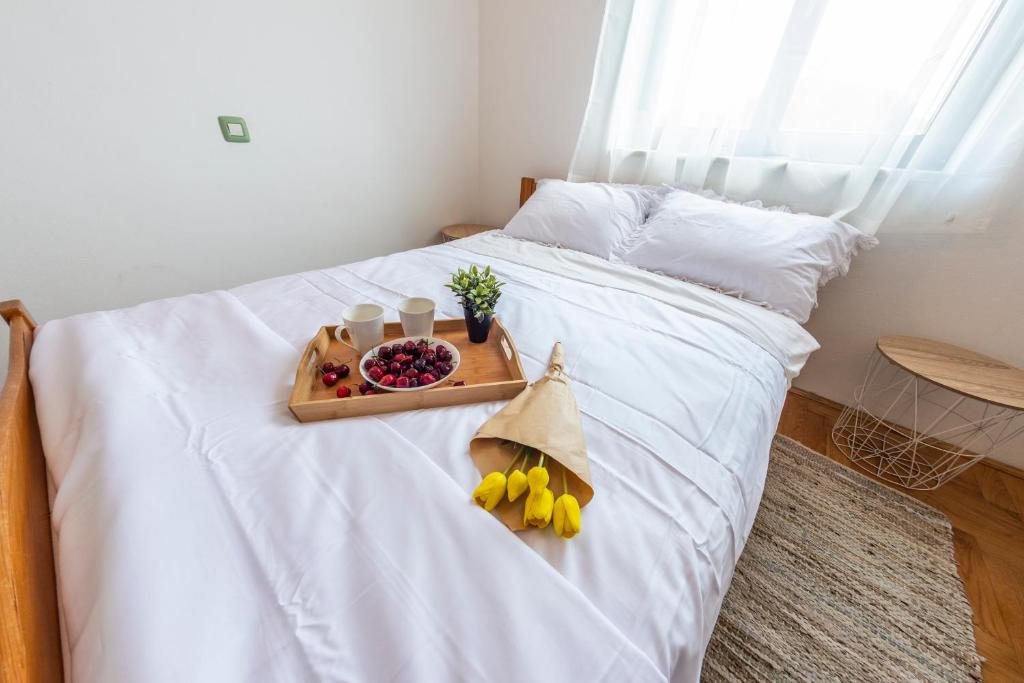 Postel nebo postele na pokoji v ubytování Apartments Krivičić green