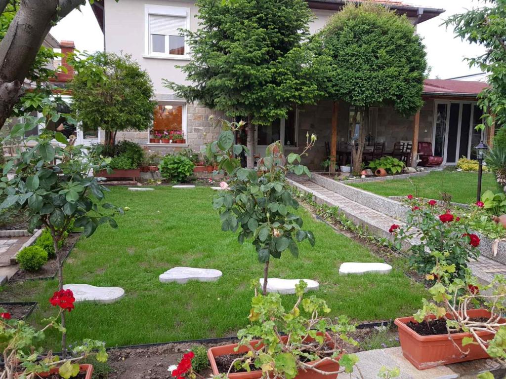 a garden with flowers and plants in a yard at villa Tia Maria in Hisarya