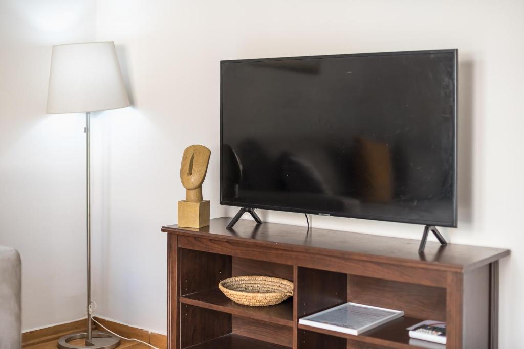 Telewizja i/lub zestaw kina domowego w obiekcie Victoria Secret Apartments