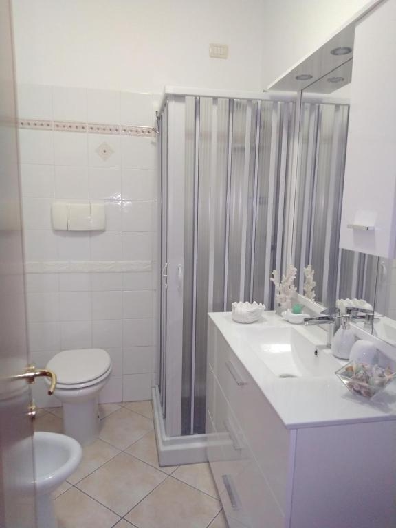 A bathroom at Rami di Corallo Appartamento con Parcheggio Privato ----------