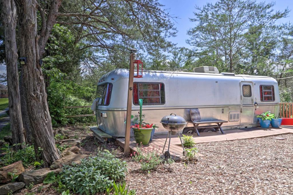 Apartment Mtn-View Vintage Airstream with Shared Fire Pit, Sevierville, TN  - Booking.com