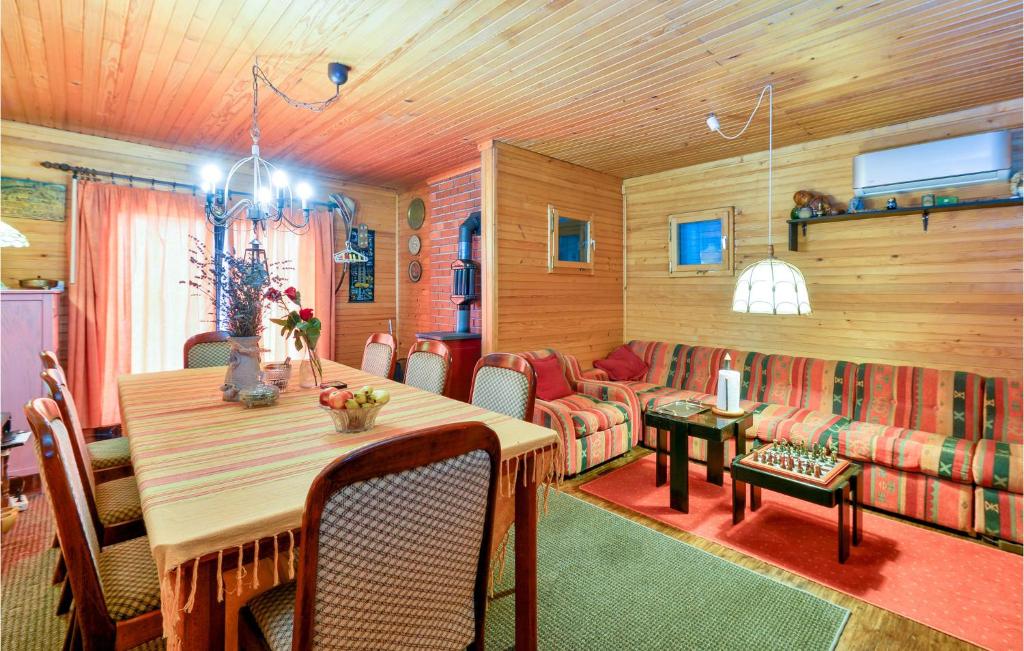 Posedenie v ubytovaní Lovely Home In Kneginec With Sauna