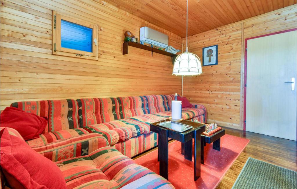 Posedenie v ubytovaní Lovely Home In Kneginec With Sauna