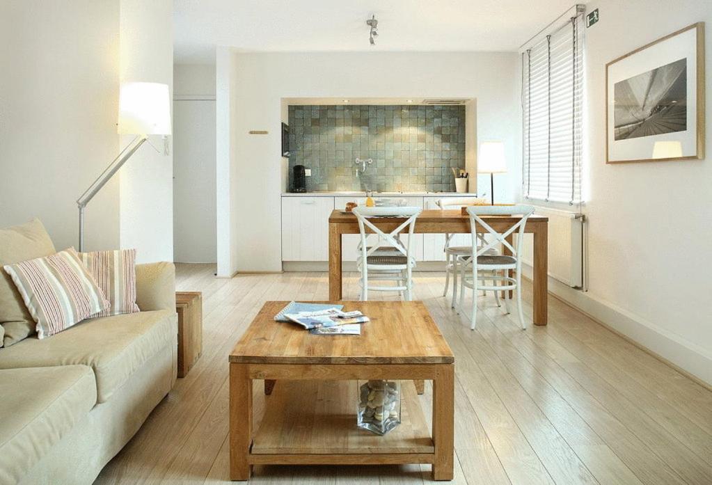 een woonkamer met een bank en een tafel bij midiSud Apartment in Gent