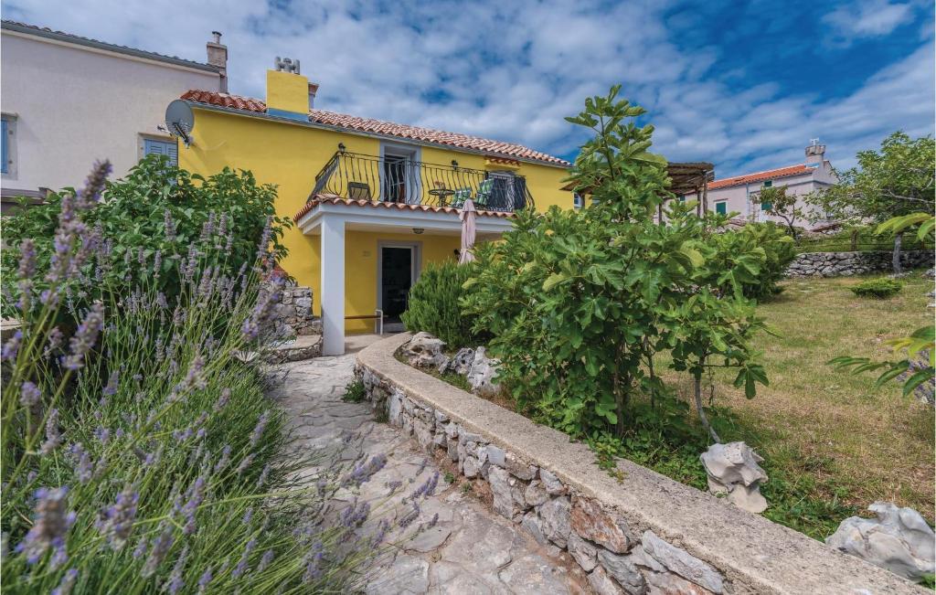 Zahrada ubytování Nice Home In Cres With House Sea View