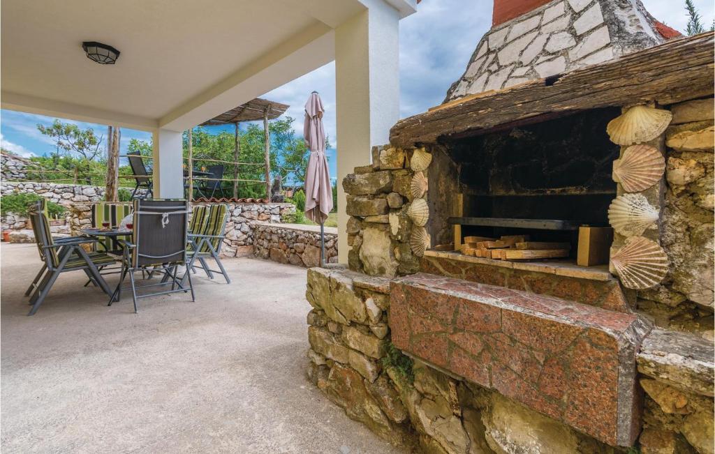 Patio nebo venkovní prostory v ubytování Nice Home In Cres With House Sea View
