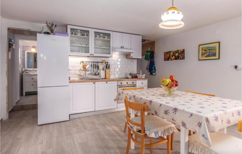 Kuchyň nebo kuchyňský kout v ubytování Nice Home In Cres With House Sea View