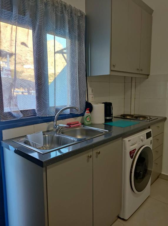 Kuchyň nebo kuchyňský kout v ubytování Finiki Seaside Apartment