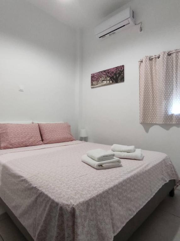 Postel nebo postele na pokoji v ubytování Finiki Seaside Apartment