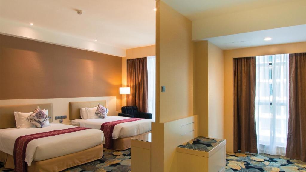 Postel nebo postele na pokoji v ubytování Imperial Hotel Kuching