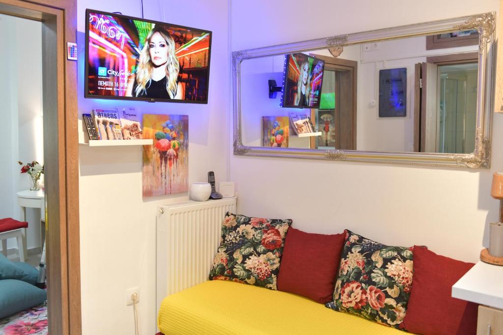 salon z żółtą kanapą i lustrem w obiekcie Asklipiou New Smart Mondern Central Studio w Atenach