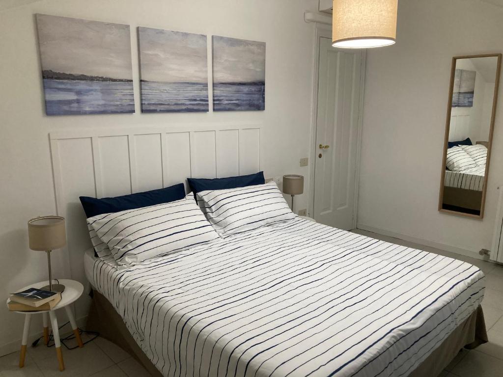 A bed or beds in a room at La Casa BluMare