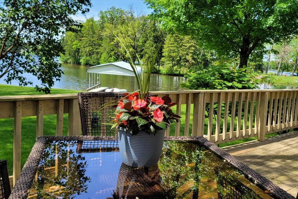 een vaas gevuld met bloemen zittend op een tafel bij Large 1 BR Cottage, KING BED on the Lake in Paw Paw