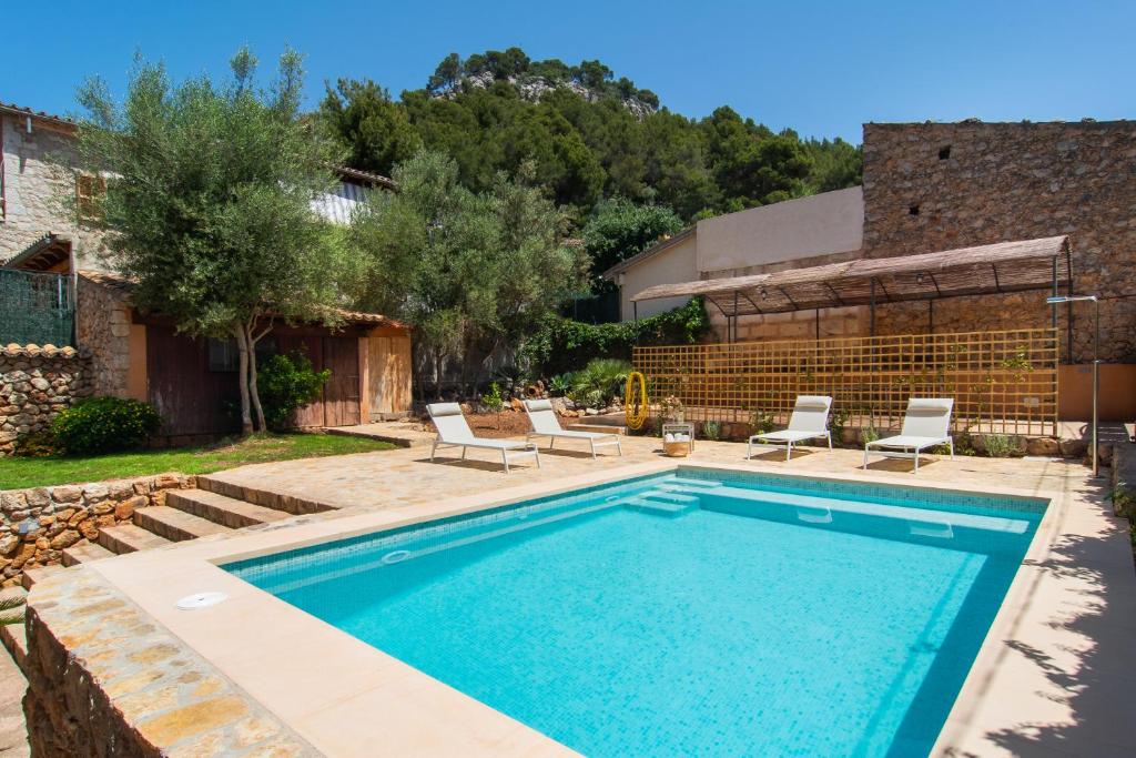 Fabulous Rural House with views to the mountains with swimming pool - Four-Bedroom House