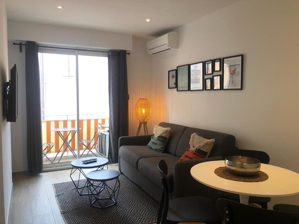 un salon avec un canapé et une table dans l'établissement C001-Beau studio neuf situé au centre, à Cannes